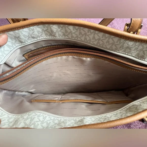 Michael Kors Jet Set Medium Leather Shoulder Bag - Picture 4 of 8